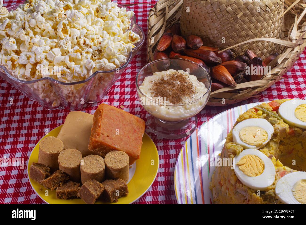Tavolo con cibo tipico della festa brasiliana di giugno. Foto Stock
