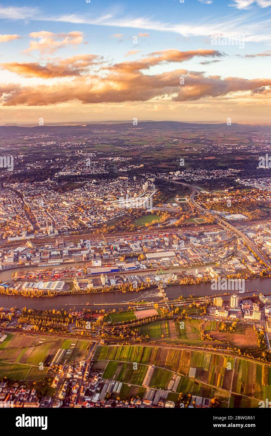 Vista della città dal finestrino dell'aereo al tramonto Foto Stock