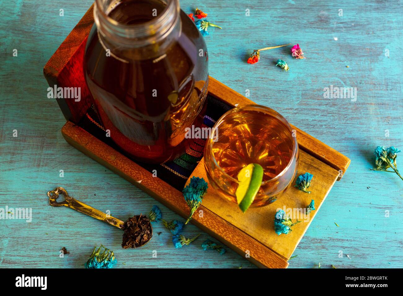 tè nero su sfondo vintage, per una giornata calda, biologico con una bottiglia Foto Stock