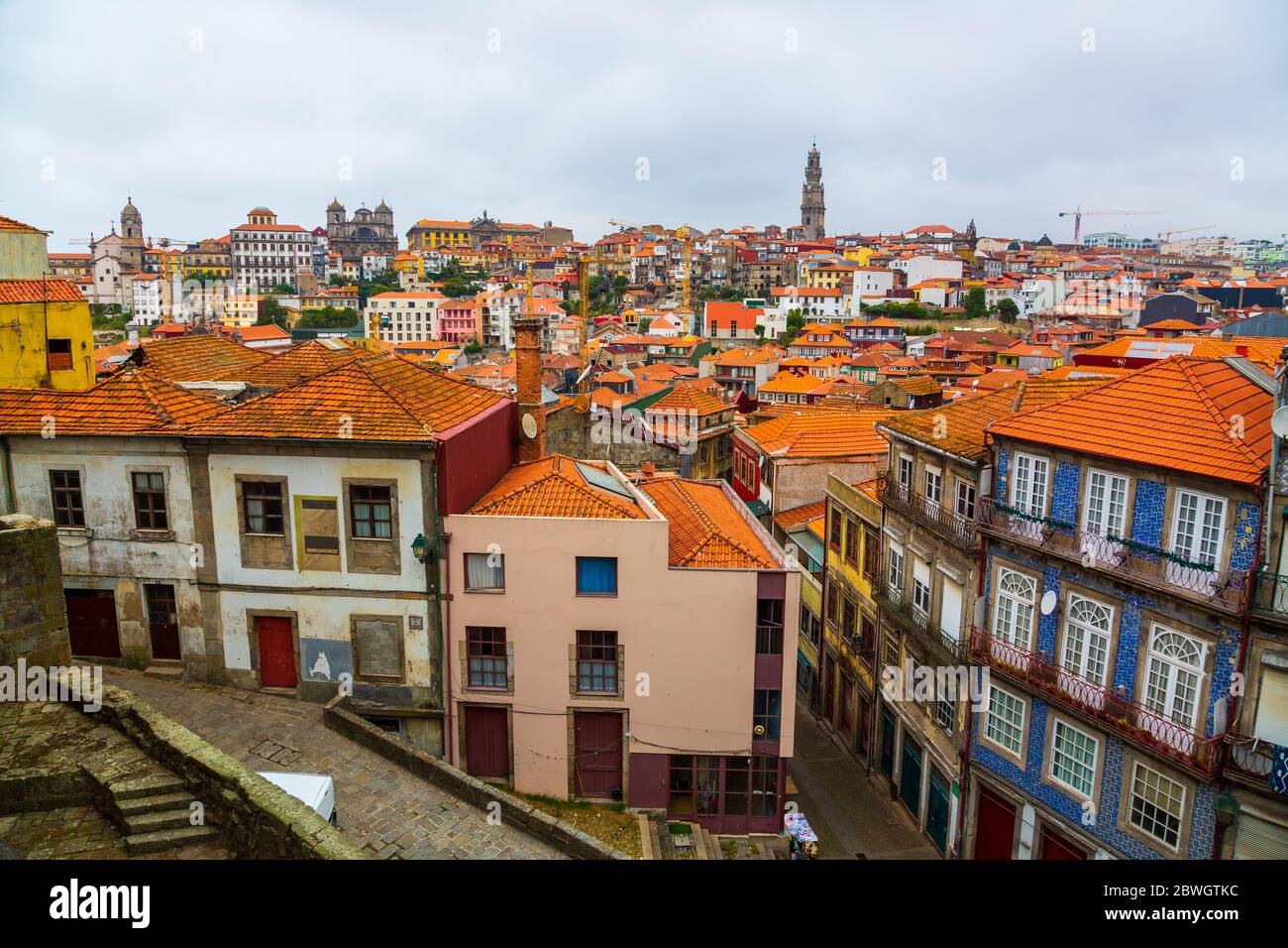Bellissimo panorama degli edifici storici della città vecchia di Porto, Portogallo Foto Stock