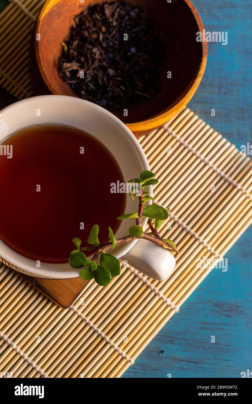 tè nero su sfondo vintage, per una giornata calda, biologico con una bottiglia Foto Stock