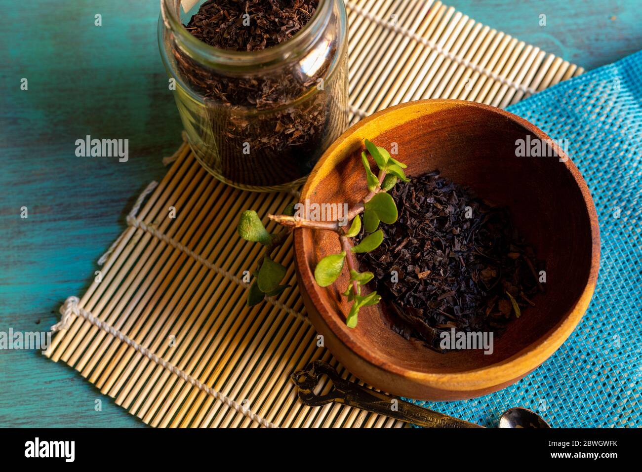 tè nero su sfondo vintage, per una giornata calda, biologico con una bottiglia Foto Stock