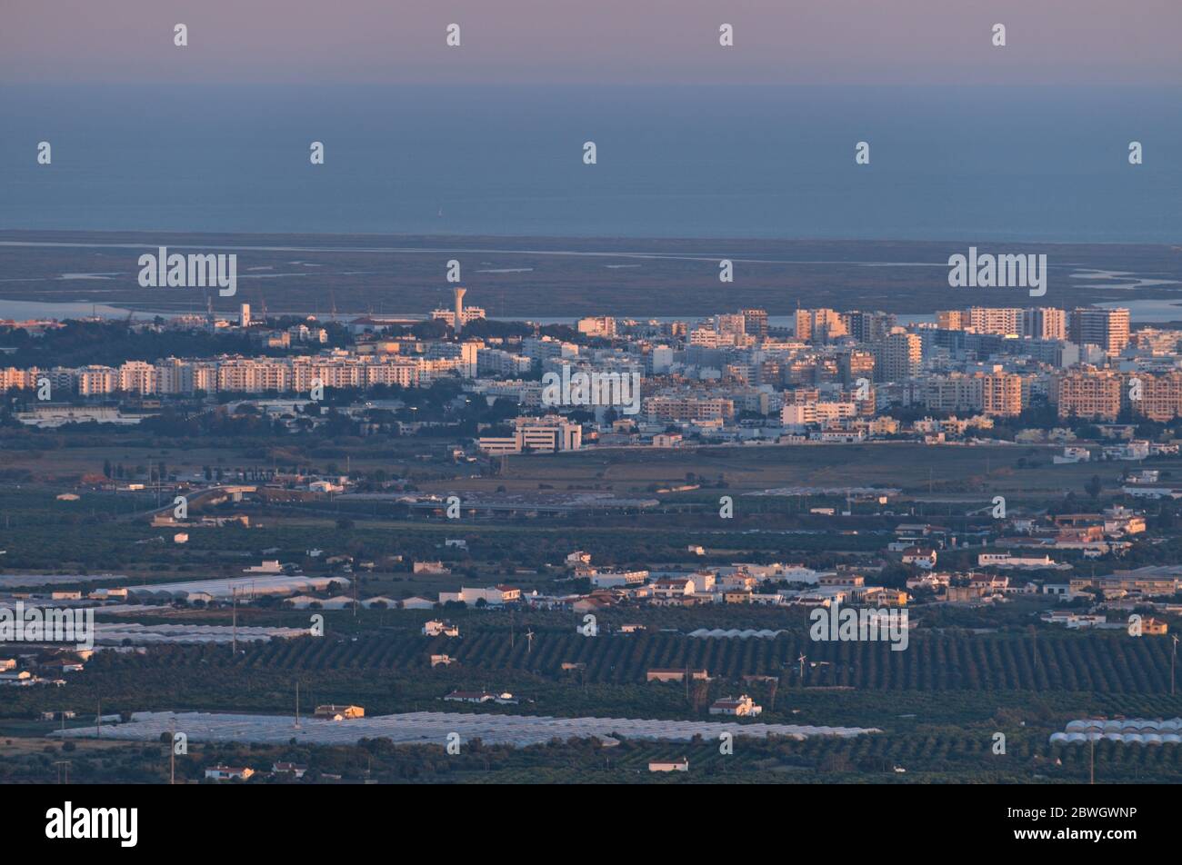 Faro, capitale della regione dell'Algarve, vista dalla collina di Guilhim nel tardo pomeriggio. Portogallo Foto Stock