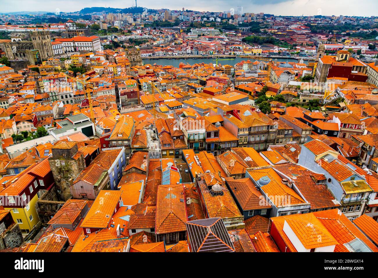 Vista aerea dei vecchi edifici storici della città di Porto e Vila Nova de Gaia con il fiume Douro, Portogallo Foto Stock