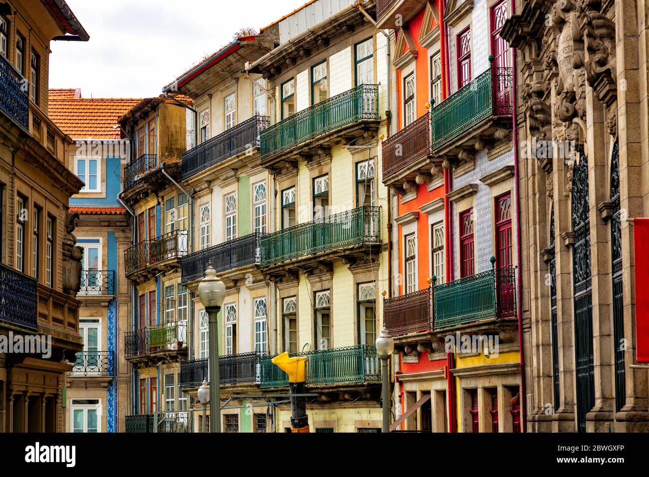Architettura storica di via Rua Das Flores a Porto, Portogallo Foto Stock