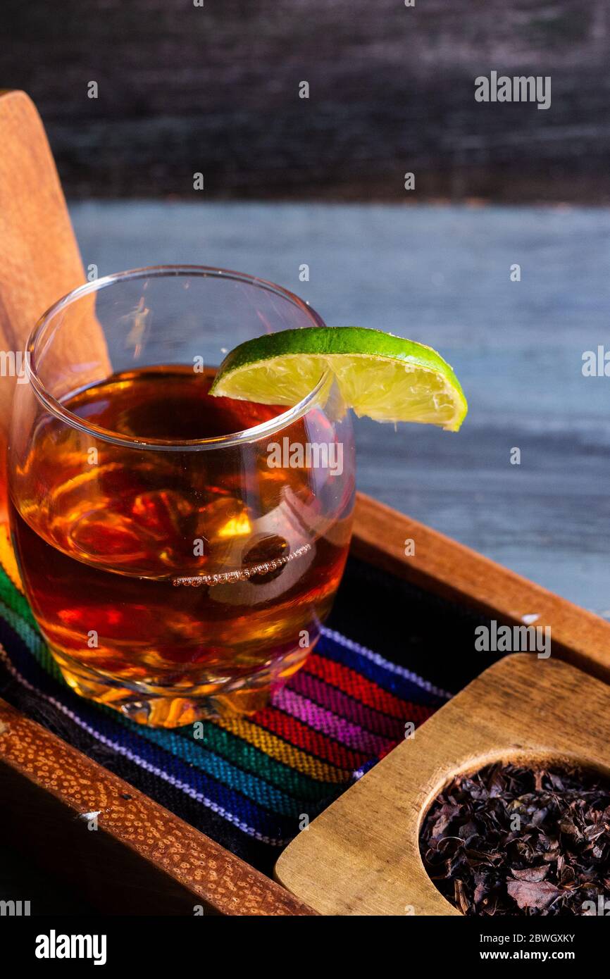 tè nero su sfondo vintage, per una giornata calda, biologico con una bottiglia Foto Stock