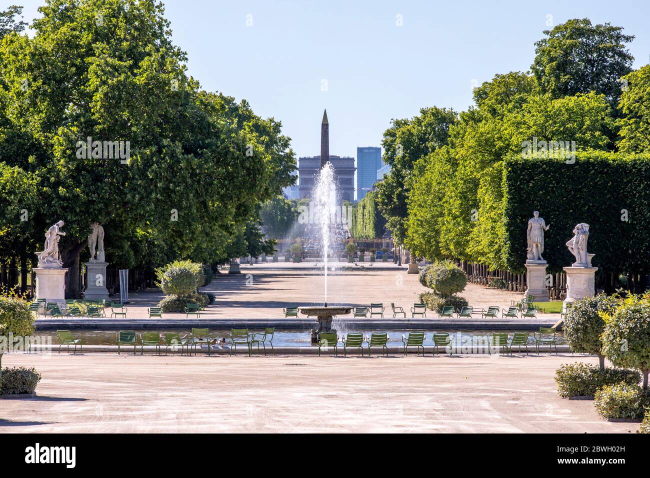 Parigi, Francia - 29 maggio 2020: Vista di Place de la Concorde e dell'Arco di Trionfo dal giardino delle Tuileries a Parigi Foto Stock