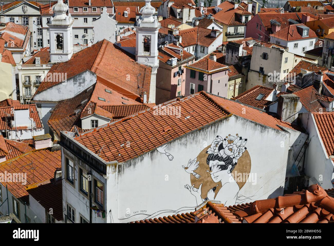 LISBONA, PORTOGALLO - 2 LUGLIO 2019: Vista da Miradouro de Santa Luzia sul distretto di Alfama e murale sulle mura Foto Stock
