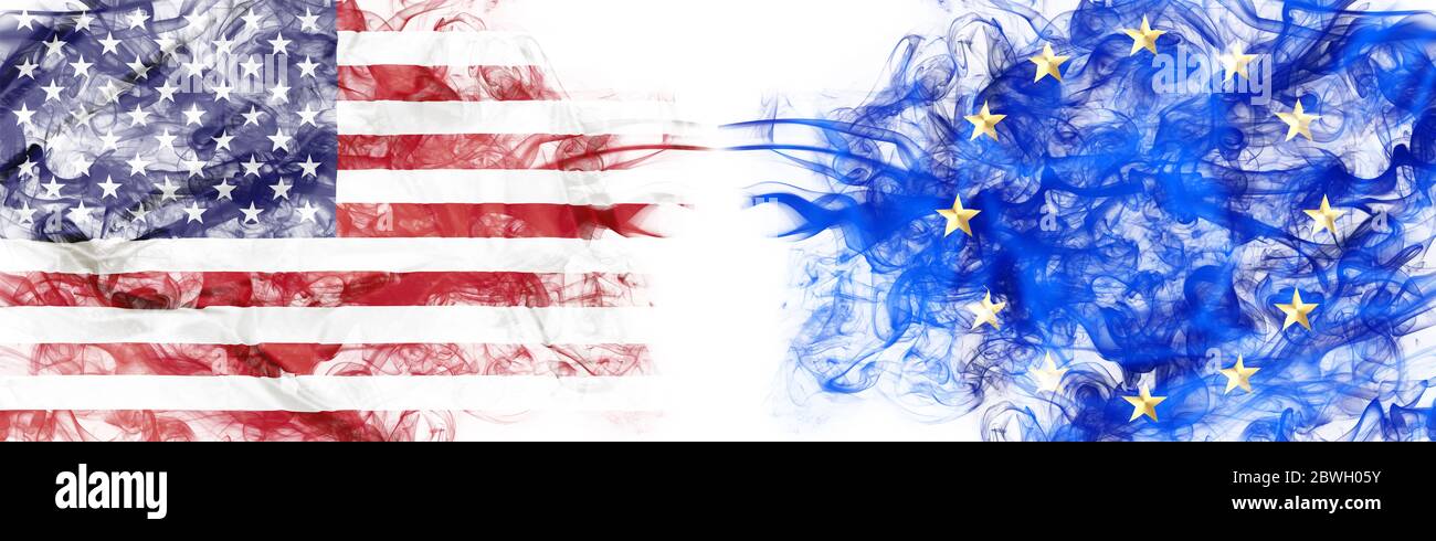 Bandiera americana ed europea in fumo su sfondo bianco. Conflitto commerciale e dovere di dogana. Metafora America vs Europa. Valuta di cambio in Euro Foto Stock