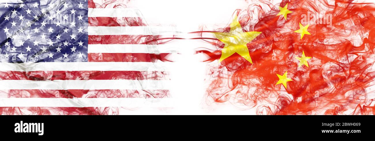Bandiere americane e cinesi a forma di fumo su sfondo bianco. Concetto di guerra di conflitto e dovere di usanza. Metafora America vs Cina. Yuan dollaro Foto Stock