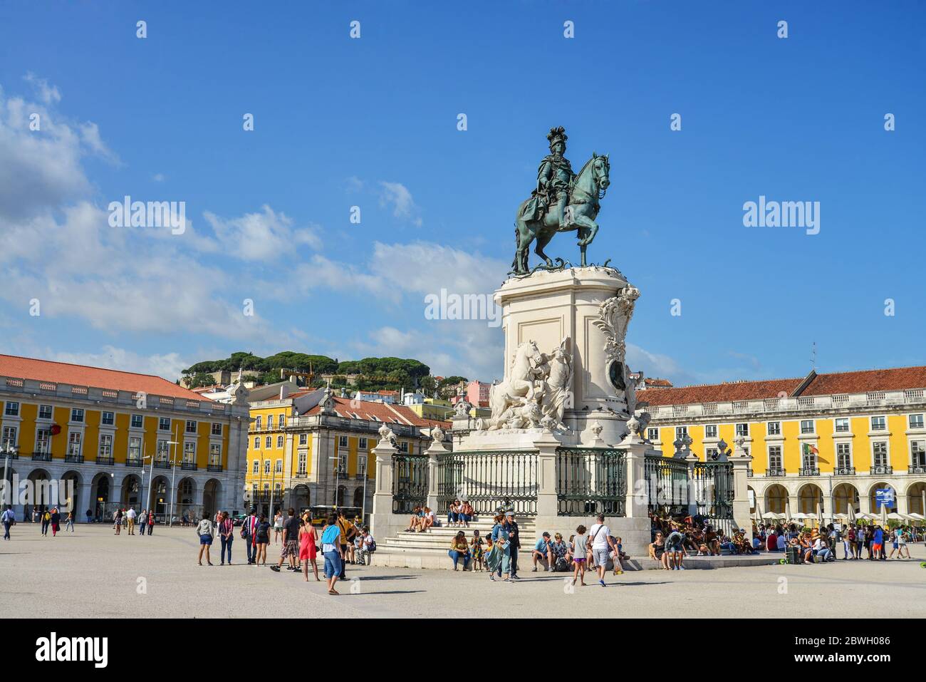 LISBONA, PORTOGALLO - 2 LUGLIO 2019: Piazza del Commercio a Lisbona. E' una delle piazze più importanti e fu sistemata la terra dove il Palazzo reale i Foto Stock