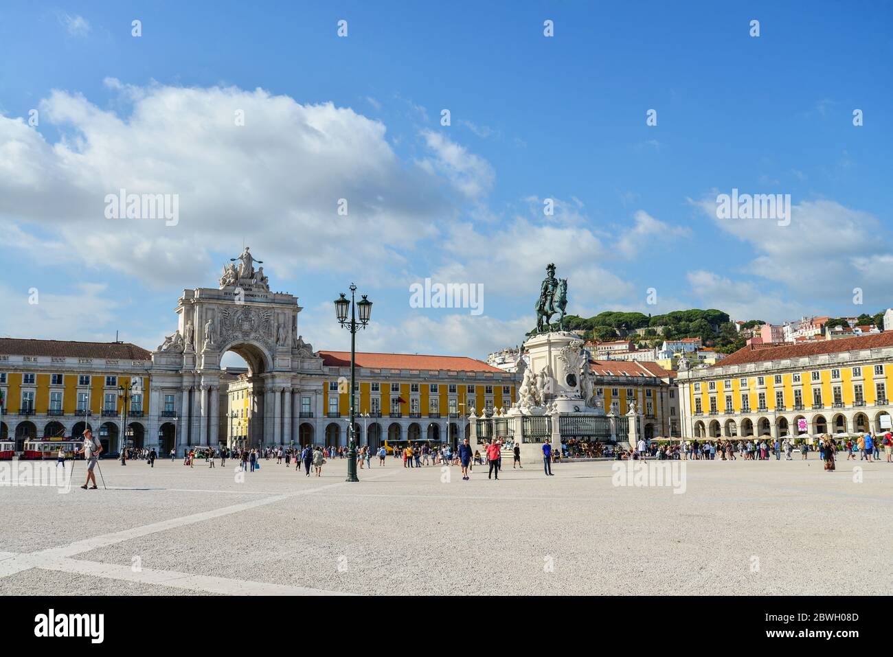 LISBONA, PORTOGALLO - 2 LUGLIO 2019: Piazza del Commercio a Lisbona. E' una delle piazze più importanti e fu sistemata la terra dove il Palazzo reale i Foto Stock