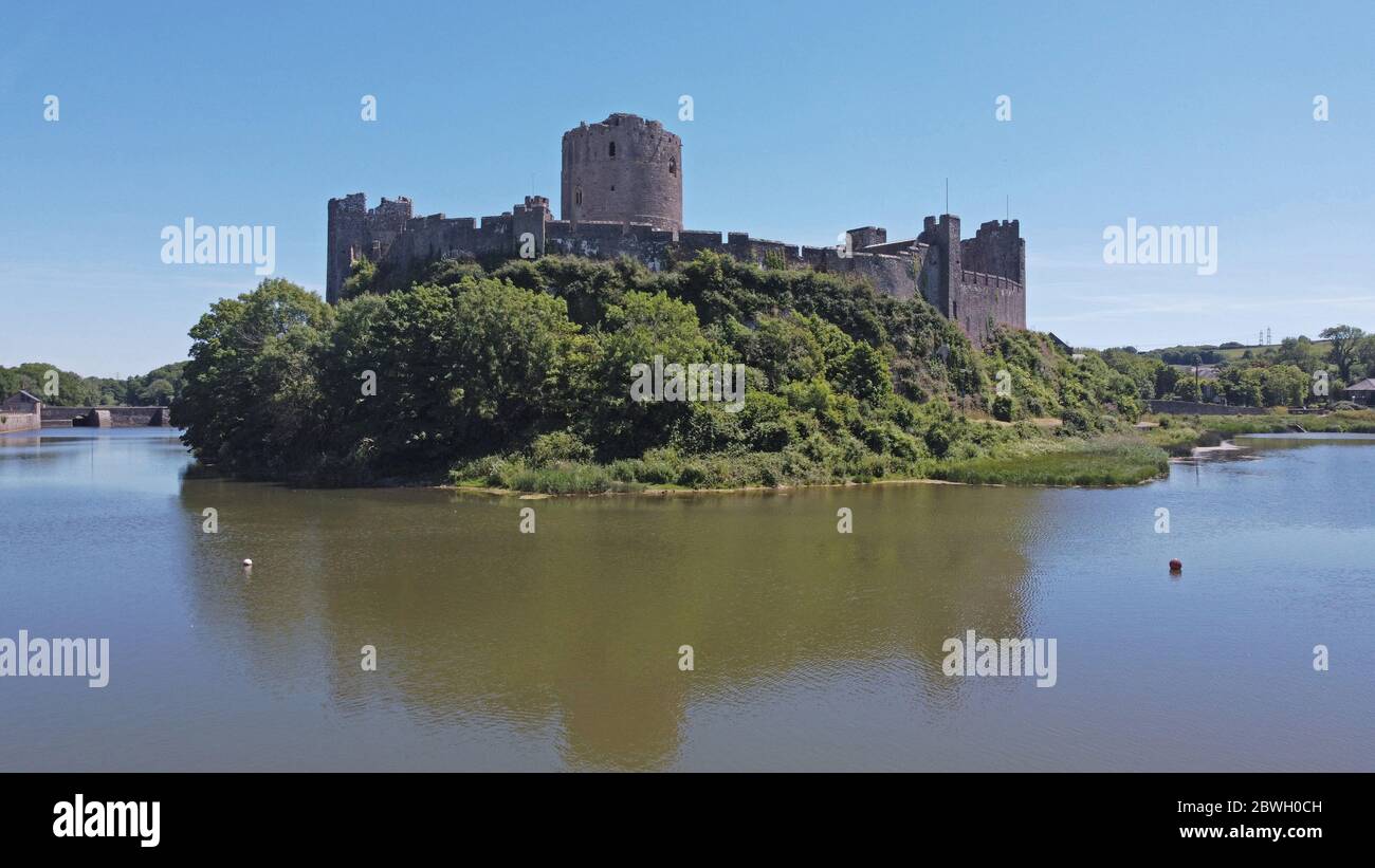Vista del Castello di Pembroke, Pembrokeshire Wales UK Foto Stock
