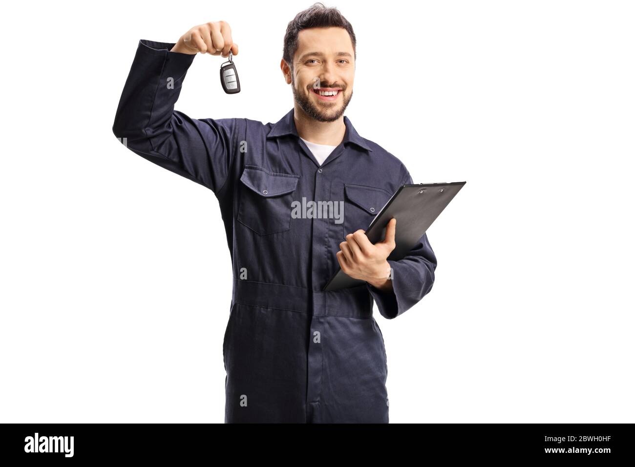 Meccanico automatico che tiene la chiave dell'auto isolata su sfondo bianco Foto Stock