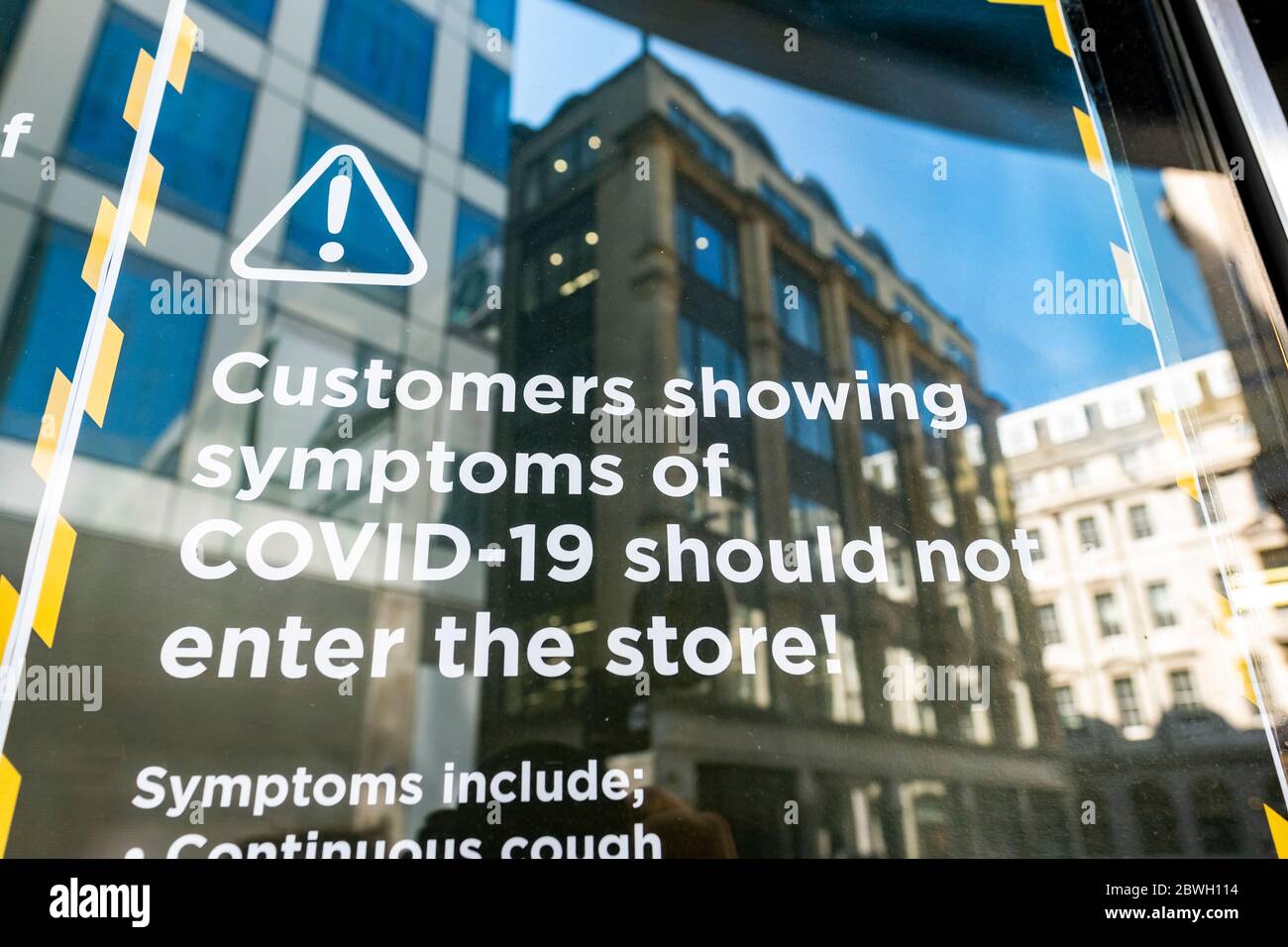 Londra-giugno 2020: Guida alle distanze sociali sulla vetrina del negozio al dettaglio Foto Stock