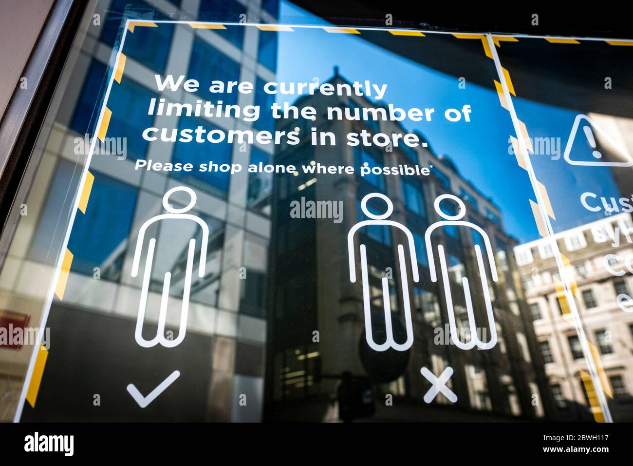 Londra-giugno 2020: Guida alle distanze sociali sulla vetrina del negozio al dettaglio Foto Stock
