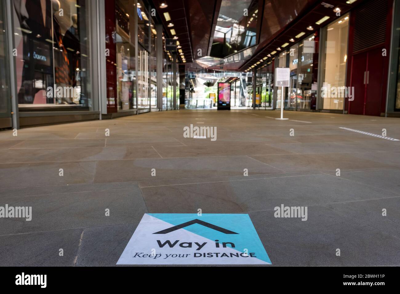 Londra-Giugno 2020: Adesivi da pavimento con guida sociale a distanza pronti per la facilità di blocco Foto Stock