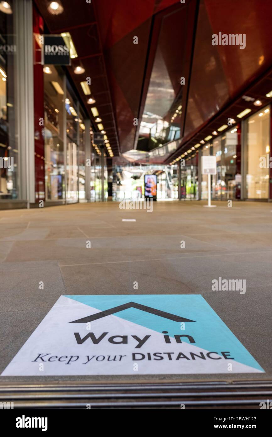 Londra-Giugno 2020: Adesivi da pavimento con guida sociale a distanza pronti per la facilità di blocco Foto Stock