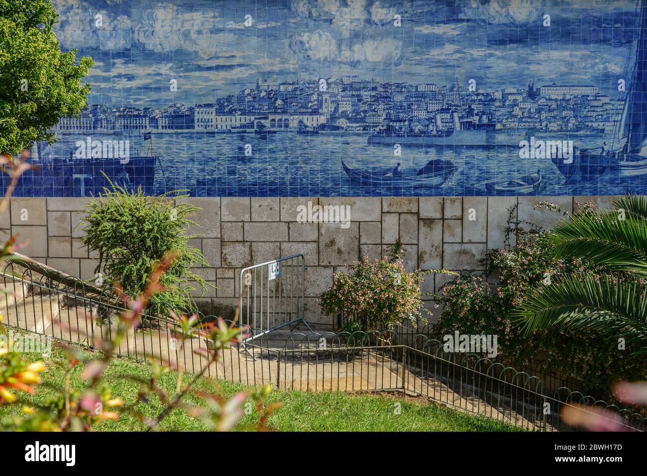 Tradizionale piastrella azulejos sulla facciata dell'edificio nel quartiere di Alfama a Lisbona, Portogallo Foto Stock