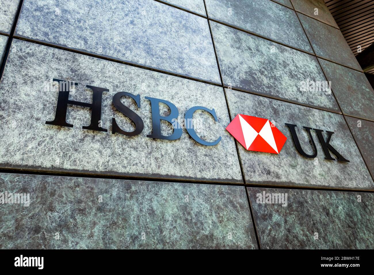Logo esterno della banca HSBC di Londra. Organizzazione multinazionale britannica di servizi bancari e finanziari Foto Stock