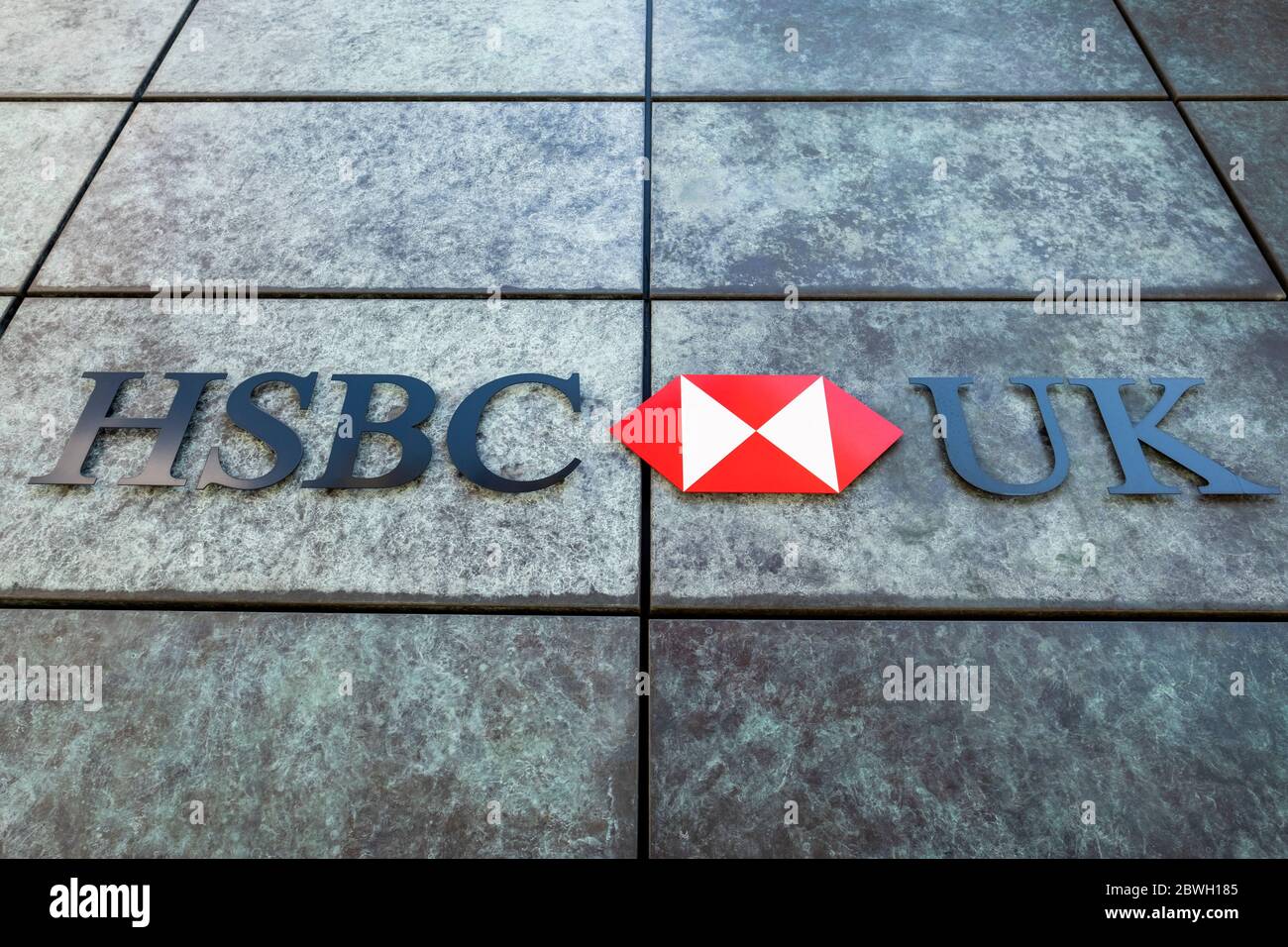 Logo esterno della banca HSBC di Londra. Organizzazione multinazionale britannica di servizi bancari e finanziari Foto Stock