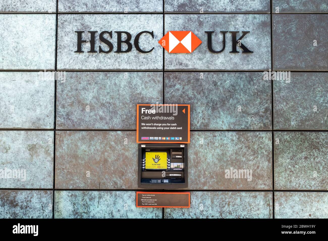 Logo esterno della banca HSBC di Londra. Organizzazione multinazionale britannica di servizi bancari e finanziari Foto Stock