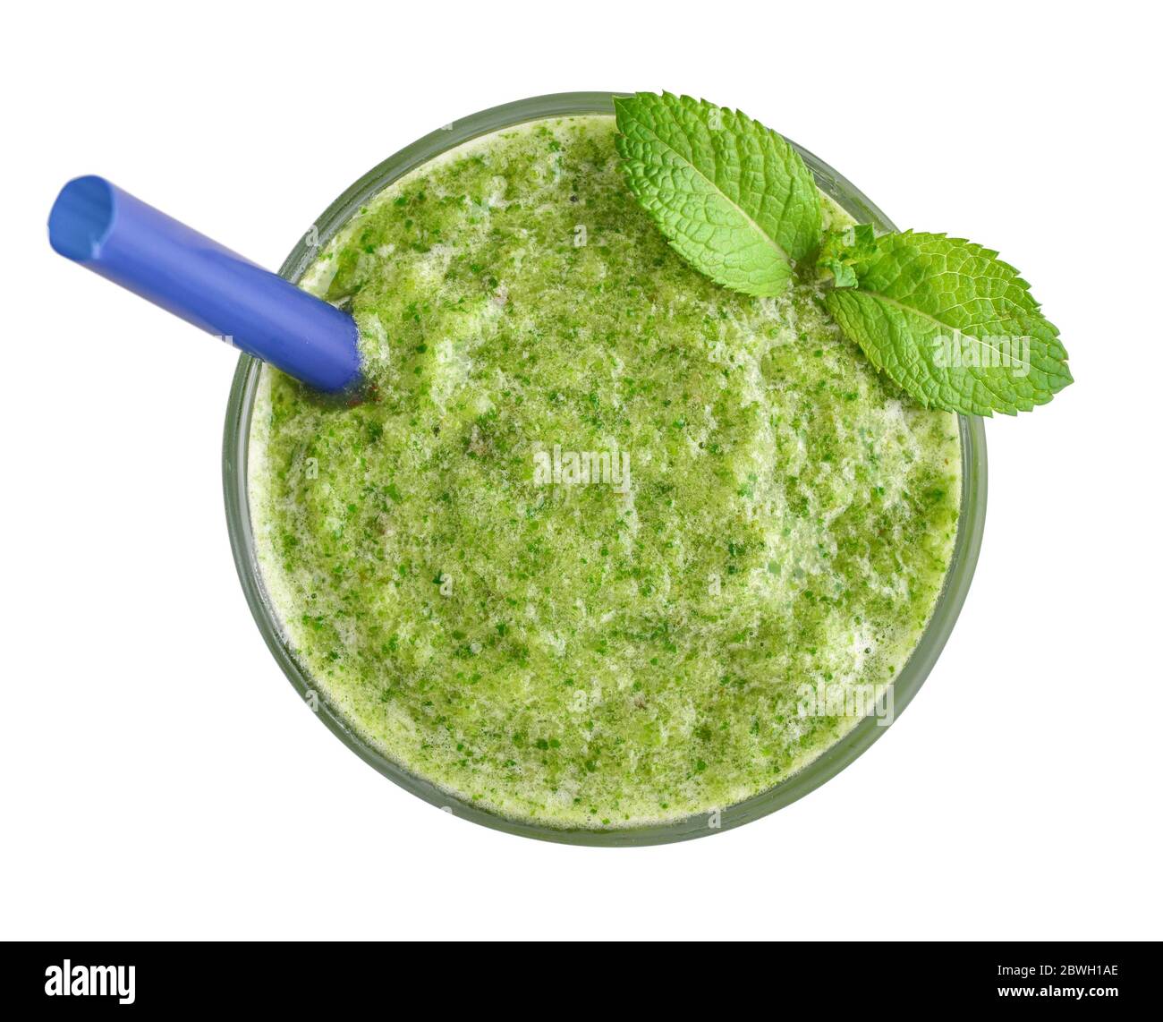 Frullato verde fresco con calce, spinaci e sedano isolati su sfondo bianco, vista dall'alto Foto Stock