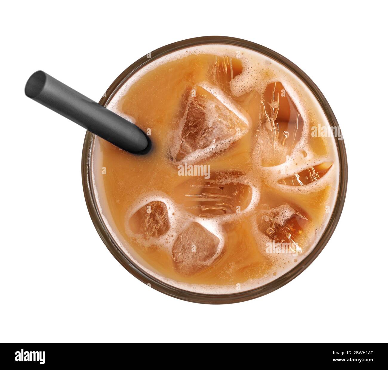 Caffè ghiacciato con cannuccia isolata su sfondo bianco, vista dall'alto Foto Stock