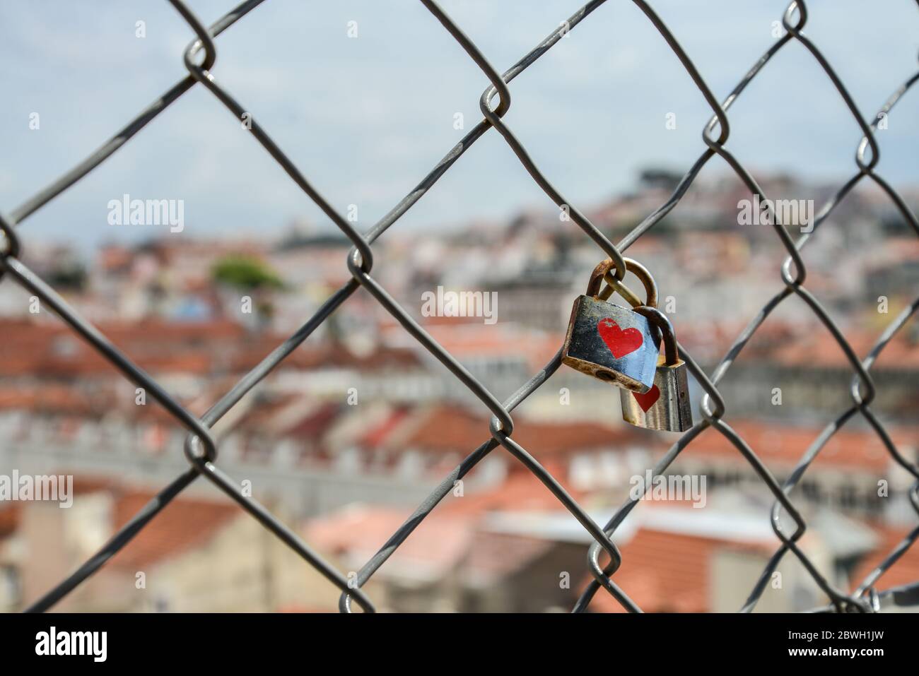 Chiuse sulla recinzione del ponte di lisbona come simbolo dell'amore eterno Foto Stock