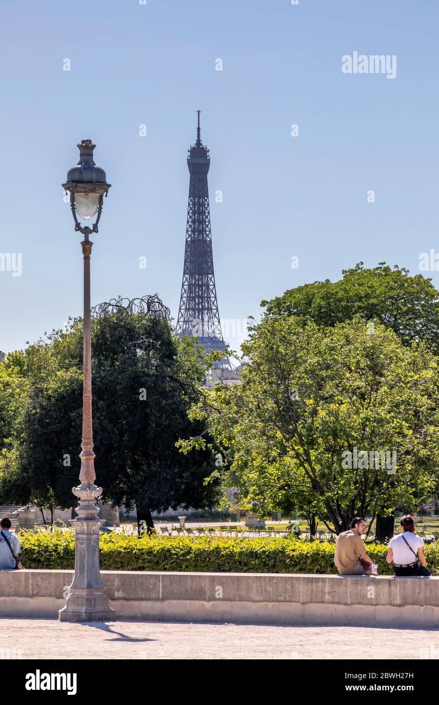 Parigi, Francia - 29 maggio 2020: Via illumina la Concorde, la Torre Eiffel sullo sfondo, a Parigi Foto Stock