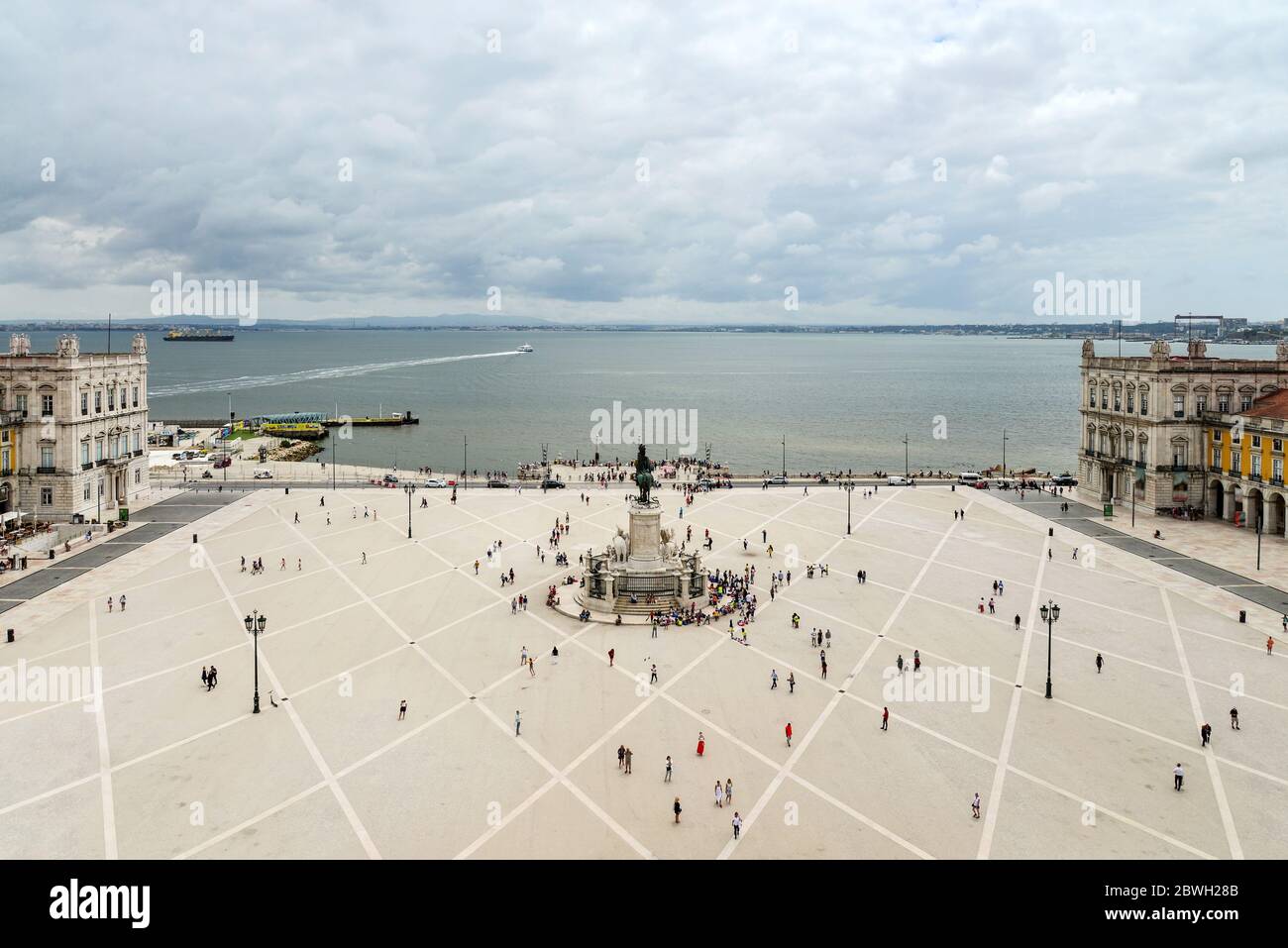 Praca do Comercio (piazza del Commercio) e la statua del re José i a Lisbona in una bella giornata estiva, il Portogallo. Vista dall'arco. Foto Stock