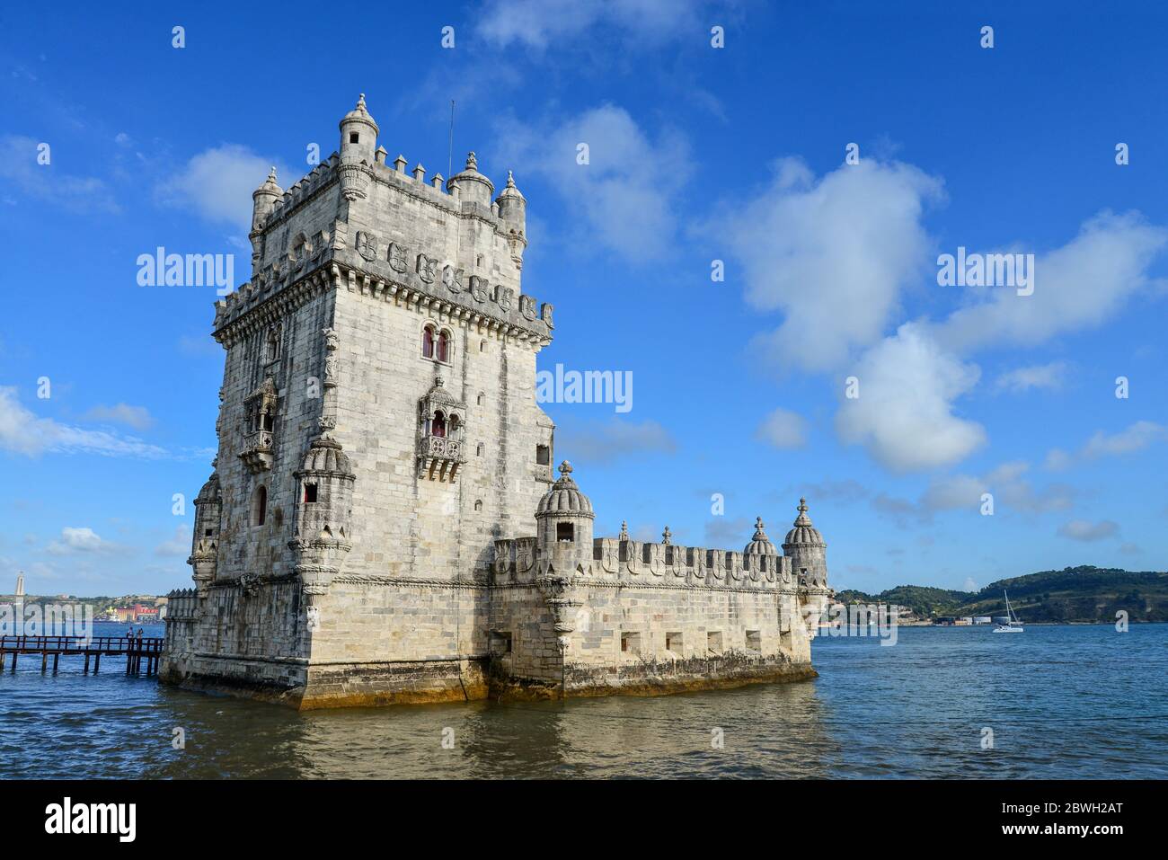 Vista sulla torre Belem o sulla Torre de Belem in stile portoghese Manueline sulla riva settentrionale del fiume Tago a Lisbona, Portogallo Foto Stock
