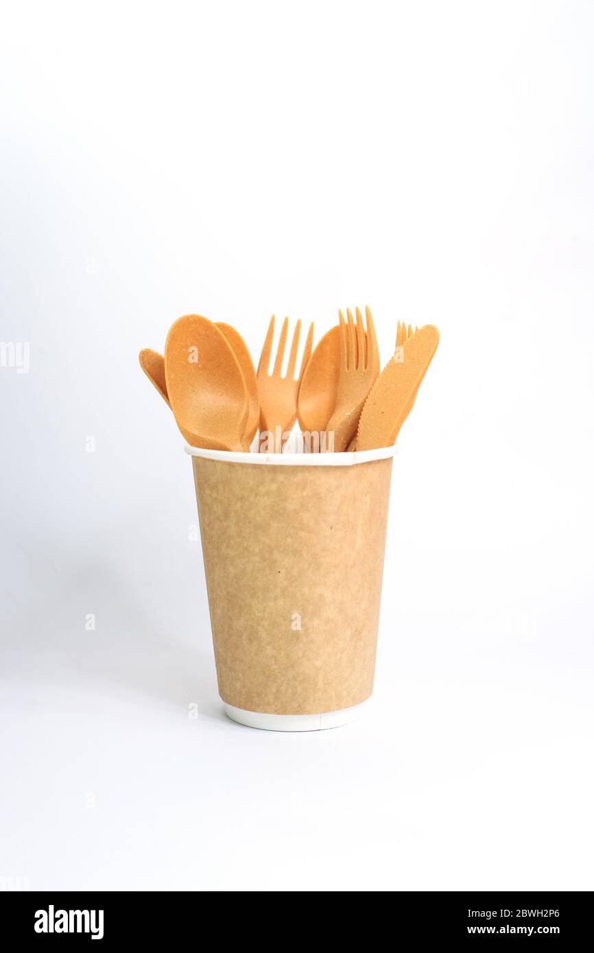 utensili ecologici su sfondo bianco. Zero sprechi, concetto privo di plastica. Stile di vita sostenibile. Disposizione piatta, vista dall'alto. Foto Stock