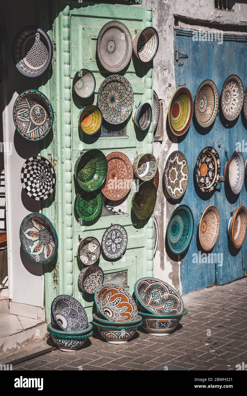 Essaouira, Marocco, 30 2019 dicembre: Negozi con piatti fatti a mano nel centro storico di Essaouira. Foto Stock