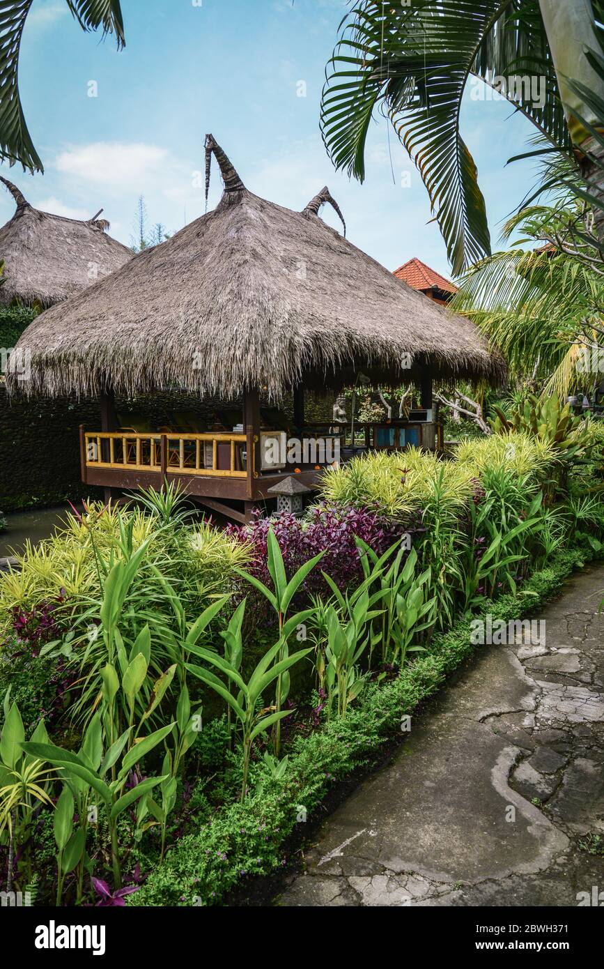 Gazebo tradizionale con tetto di paglia in stile Balinese in un bel  giardino Foto stock - Alamy