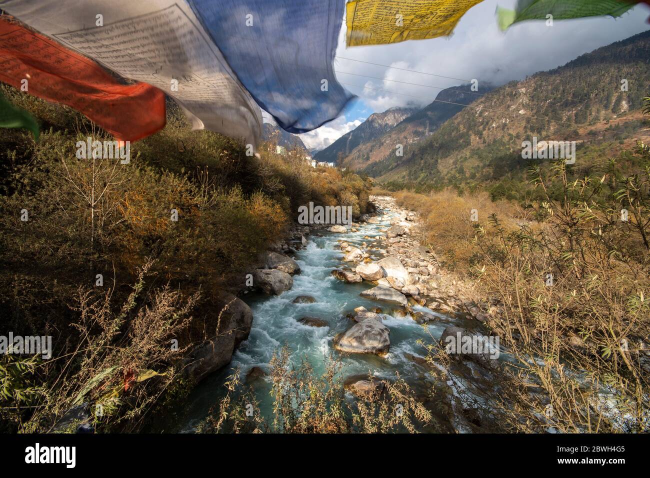 Il flusso del fiume passa valle in Himalaya con bandiera Santa, India Foto Stock