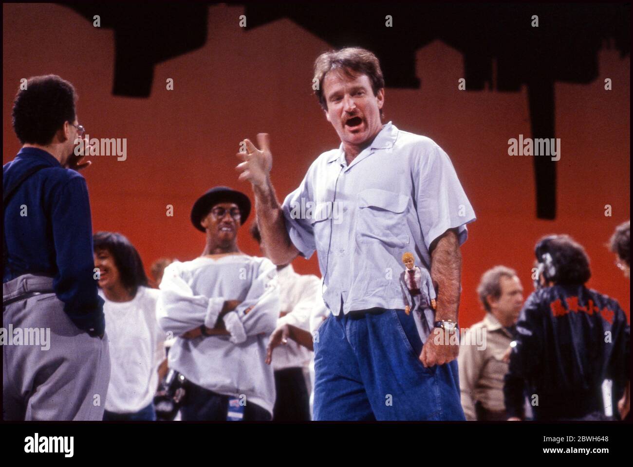 Robin Williams ha fatto una bambola Ken alle prove per il Comic Relief circa 1986 Foto Stock