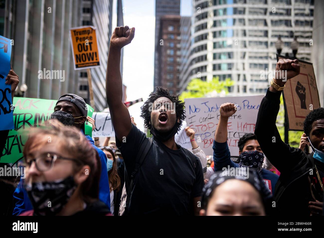 Chicago, Stati Uniti. 30 maggio 2020. Manifestanti protestano per la morte di George Floyd a Chicago, Stati Uniti, il 30 maggio 2020. Il sindaco di Chicago Lori Lightfoot ha imposto un coprifuoco sulla città il 30 maggio. Le precauzioni di Chicago seguirono un sabato sera caotico e violento, quando molte aziende lungo le strade furono saccheggiate, le auto della polizia si rovesciarono e alcune proprietà danneggiate. Credit: Christopher Dilts/Xinhua/Alamy Live News Foto Stock