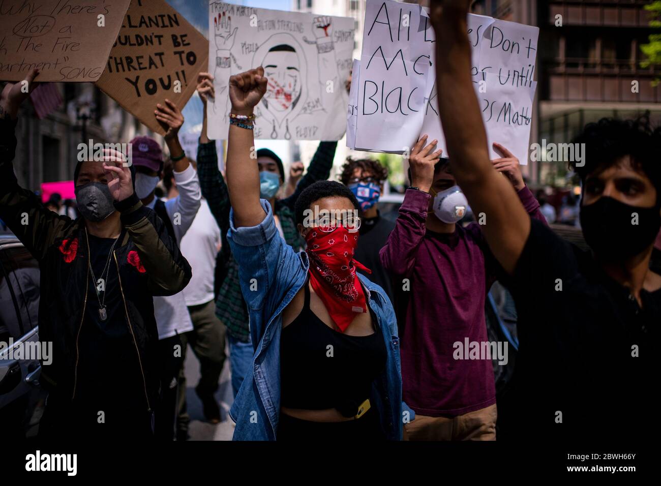 Chicago, Stati Uniti. 30 maggio 2020. Manifestanti protestano per la morte di George Floyd a Chicago, Stati Uniti, il 30 maggio 2020. Il sindaco di Chicago Lori Lightfoot ha imposto un coprifuoco sulla città il 30 maggio. Le precauzioni di Chicago seguirono un sabato sera caotico e violento, quando molte aziende lungo le strade furono saccheggiate, le auto della polizia si rovesciarono e alcune proprietà danneggiate. Credit: Christopher Dilts/Xinhua/Alamy Live News Foto Stock