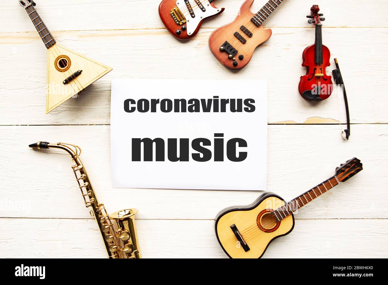 Strumenti musicali e scheda con messaggio Coronavirus Musica su sfondo di  legno. Concetto di quarantena Covid-19 Foto stock - Alamy