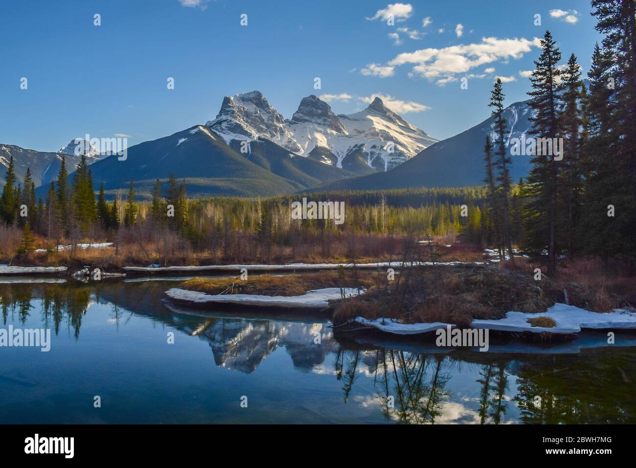 Three Sisters, famosa montagna di Canmore, Alberta, Canada Foto Stock