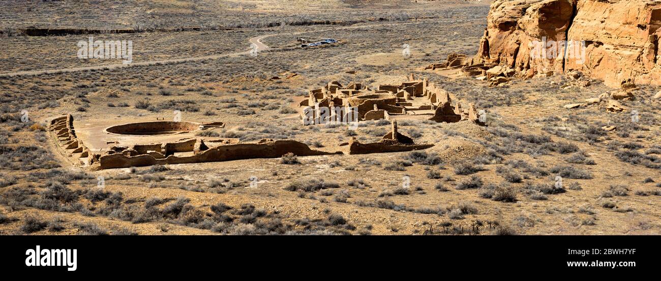 NM00376-00...NUOVO MESSICO - Chetro Ketl si affaccia sulle rovine di 900 anni nel Parco storico Nazionale della Cultura di Chaco, un Parco Patrimonio Mondiale dell'Umanita'. Foto Stock