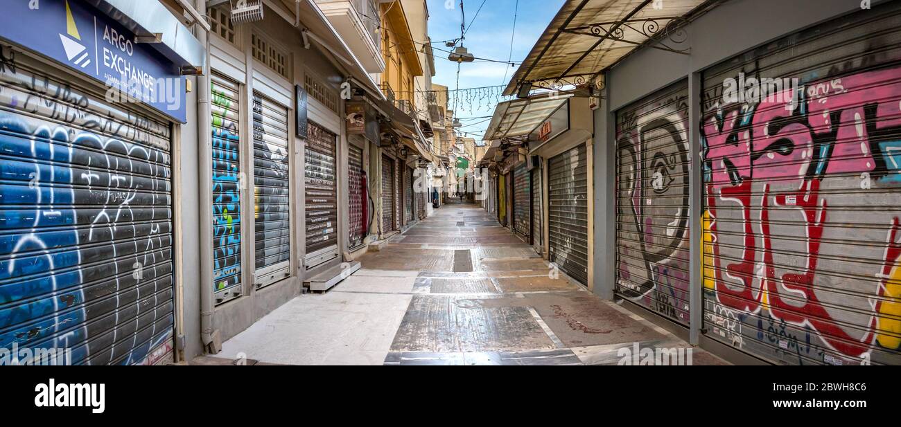 Vista panoramica dei negozi chiusi presso il mercato di Pandrossou Street a Plaka, Atene. Foto Stock