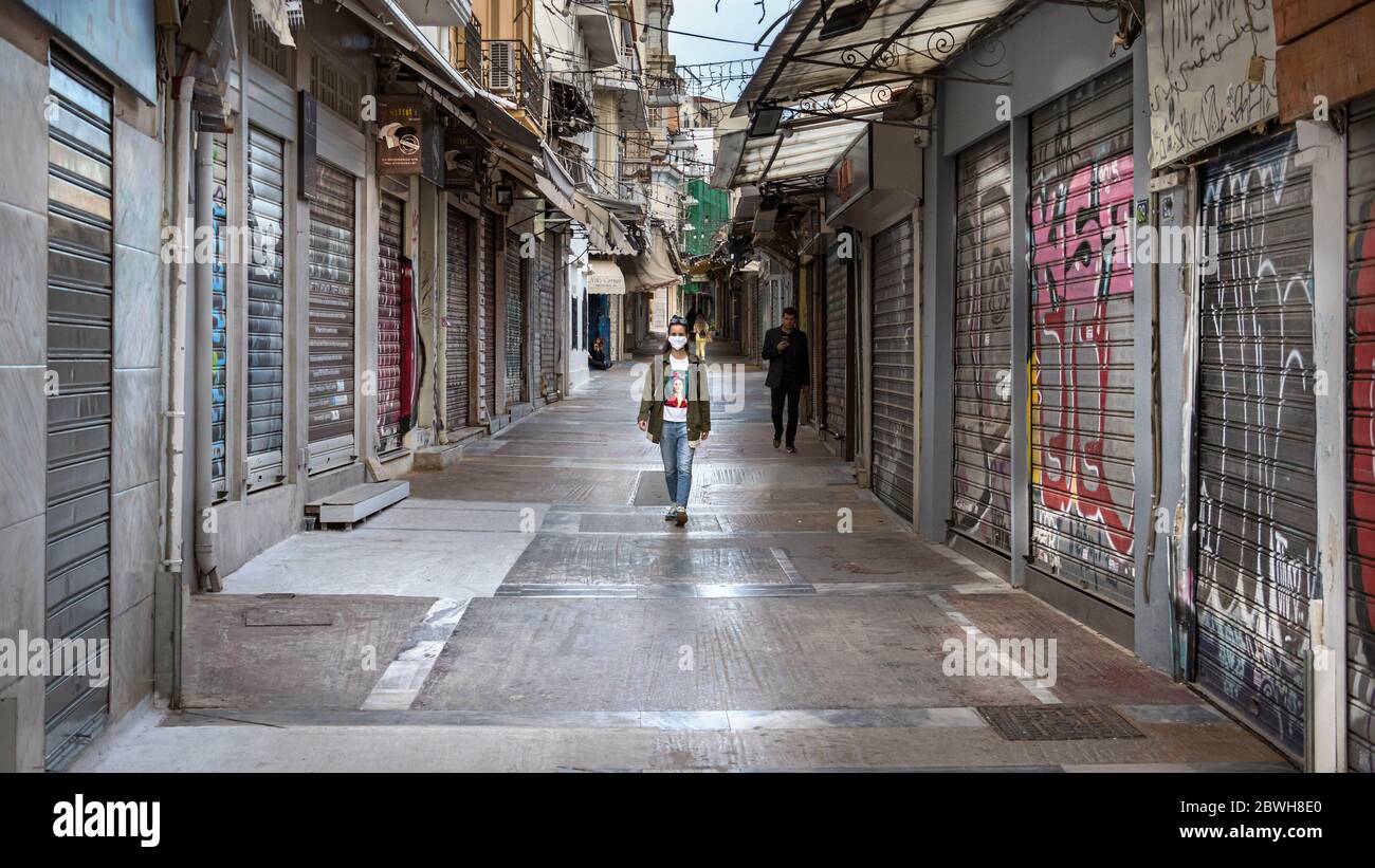 Negozi chiusi al mercato di strada Pandrossou durante la crisi Covid -19 a Plaka, Atene, Grecia. Foto Stock