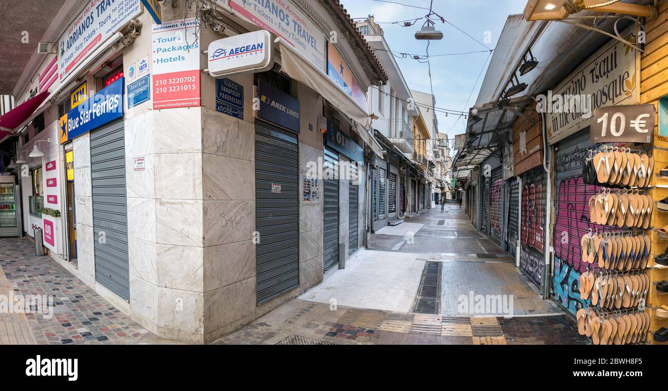 Pochi negozi aperti al mercato di strada Pandrossou, Atene, Grecia. Foto Stock