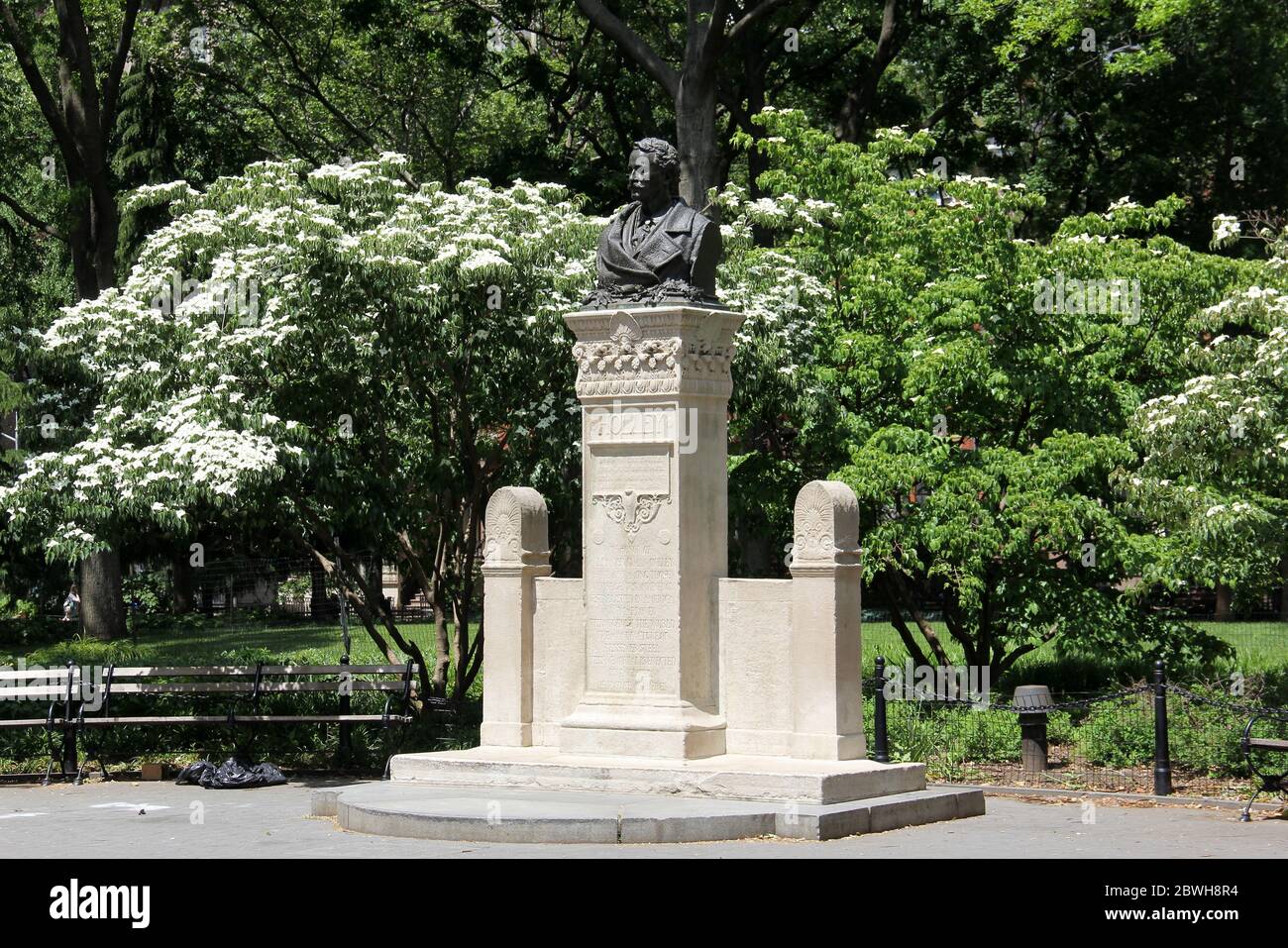 Monumento ad Alexander Lyman Holley, ingegnere meccanico di spicco del XIX secolo, inventore, situato a Washington Square Park, New York, NY, USA Foto Stock