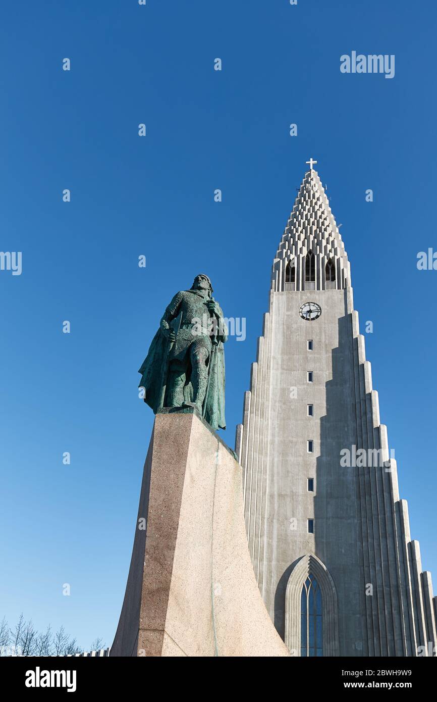 Statua di Leif Erikson di fronte alla cattedrale di Reykjavik Foto Stock