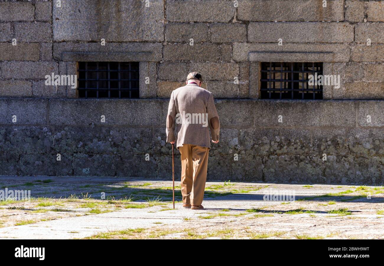 Anciano solo en San Lorenzo de El Escorial. Madrid. España Foto Stock