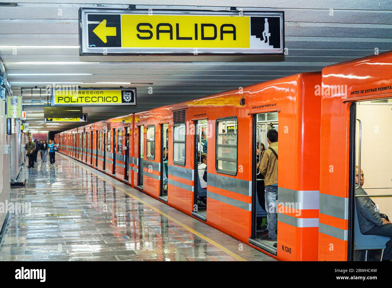 Città del Messico, Messico, zona Rosa, metropolitana, treno, STC, trasporto di massa, stazione di Pantitlan, linea 5, treno, fermata, porte aperte, pendolari, cartello, uscita, cercando, Foto Stock