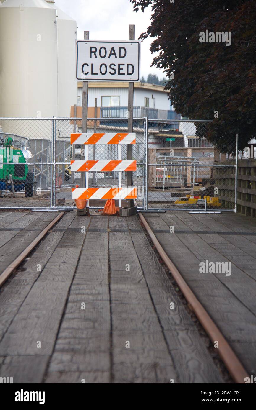 cartello stradale chiuso sulla ferrovia in città Foto Stock